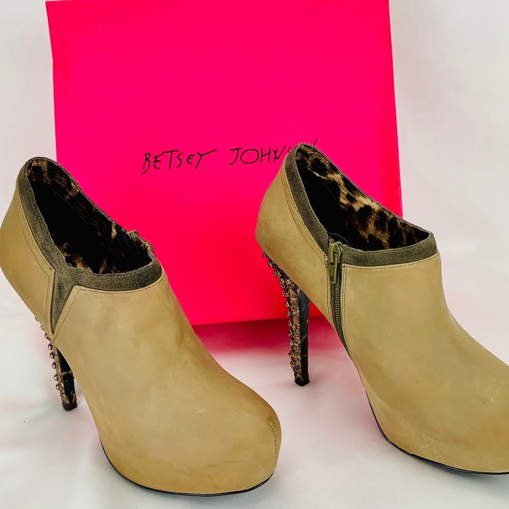 BETSEY JOHNSON  tan Leather Ankle Bootie bootie 9